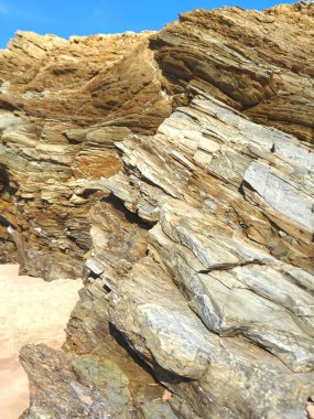 Portekiz 'de Atlantik Okyanusu' nda ilginç desenleri olan renkli kayalar.