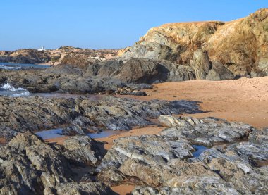 Portekiz 'de Atlantik Okyanusu' nda ilginç desenleri olan renkli kayalar.