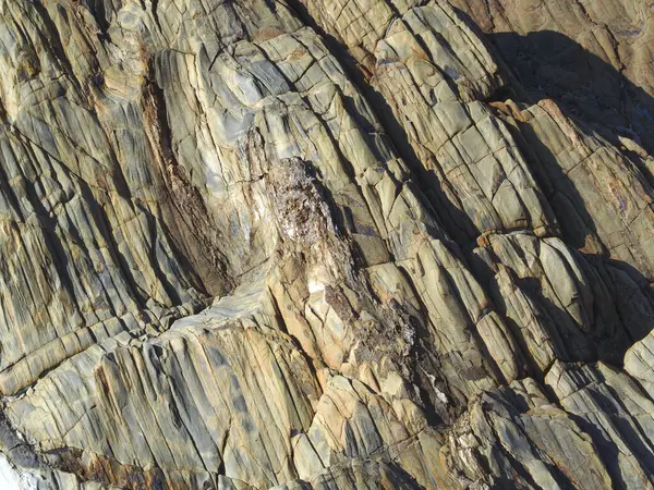 Portekiz 'de Atlantik Okyanusu' nda ilginç desenleri olan renkli kayalar.