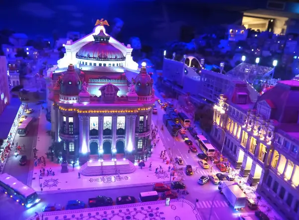 Dünyanın en büyük model demiryolu Miniatur Wunderland Almanya Hamburg 'da ve Rio de Janeiro ile geceleyin