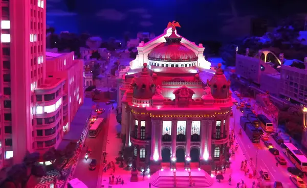 Dünyanın en büyük model demiryolu Miniatur Wunderland Almanya Hamburg 'da ve Rio de Janeiro ile geceleyin