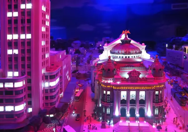 Dünyanın en büyük model demiryolu Miniatur Wunderland Almanya Hamburg 'da ve Rio de Janeiro ile geceleyin