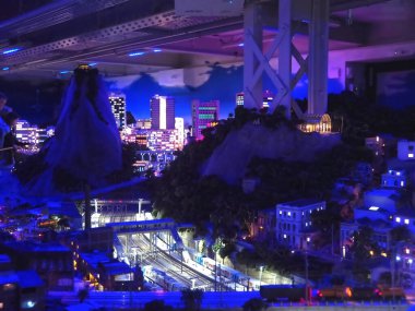 Dünyanın en büyük model demiryolu Miniatur Wunderland Almanya Hamburg 'da ve Rio de Janeiro ile geceleyin