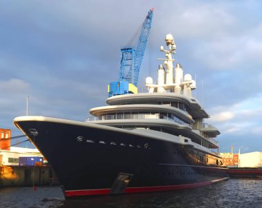 Luna süper yatı Almanya 'da Hamburg limanında Rus bir oligarşa ait.