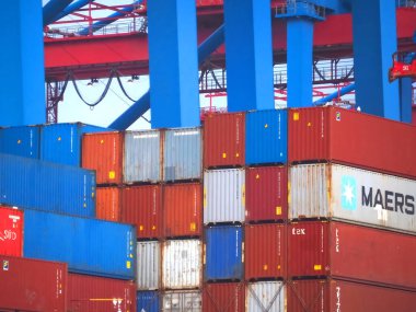 Mavi Kargo gemisi Maersk Sembawang Almanya 'nın Hamburg limanındaki Burchardkai terminalinde konteynırlarla