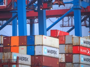 Mavi Kargo gemisi Maersk Sembawang Almanya 'nın Hamburg limanındaki Burchardkai terminalinde konteynırlarla