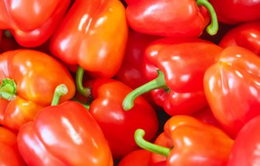 Sebze pazarında bir grup taze kırmızı biber.