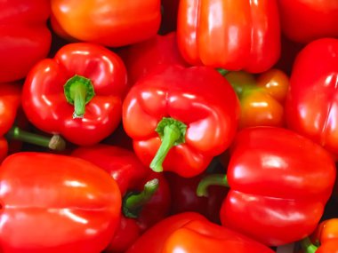 Sebze pazarında bir grup taze kırmızı biber.