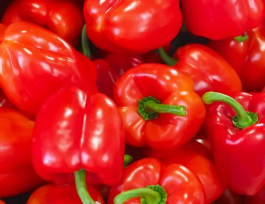 Sebze pazarında bir grup taze kırmızı biber.