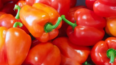 Sebze pazarında bir grup taze kırmızı biber.