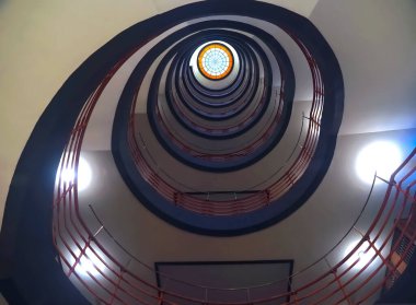 Hamburg 'daki ofisin sarmal merdivenlerine Almanya' daki Sprinkenhof adı verildi.