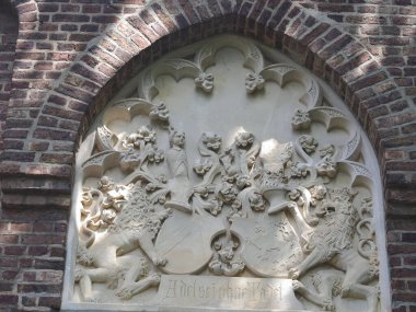 Bergheim Almanya 'sında Schloss Pfaffendorf adında etkileyici bir Alman su kalesi.