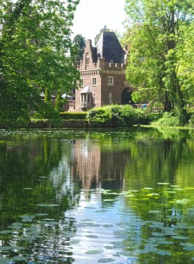 Bergheim Almanya 'sında Schloss Pfaffendorf adında etkileyici bir Alman su kalesi.