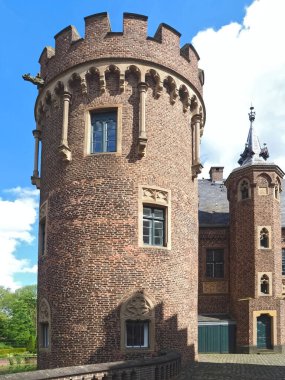 Bergheim Almanya 'sında Schloss Pfaffendorf adında etkileyici bir Alman su kalesi.