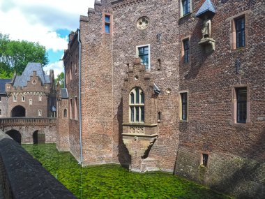 Bergheim Almanya 'sında Schloss Pfaffendorf adında etkileyici bir Alman su kalesi.