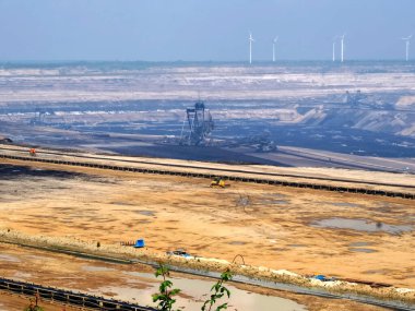 Garzweiler Almanya 'sında enerji için kömür kazanmak için linyit madenciliğinin panaoraması