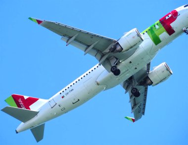 TAP Air Portugal uçağı mavi gökyüzünde tek başına uçuyor.