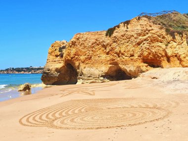 Albufeira Praia 'daki güzel sahil mandala Portekiz' in Algarve sahilindeki Maria Luisa