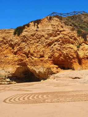 Albufeira Praia 'daki güzel sahil mandala Portekiz' in Algarve sahilindeki Maria Luisa