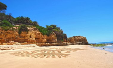 Albufeira Praia 'daki güzel sahil mandala Portekiz' in Algarve sahilindeki Maria Luisa