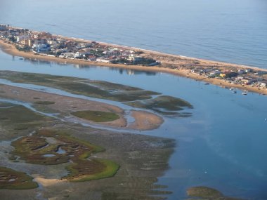 Faro yarımadasının anteninde Portekiz 'in Algarve bölgesindeki Faro Adası veya İlha de Faro adaları yer almaktadır.