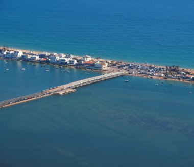 Faro yarımadasının anteninde Portekiz 'in Algarve bölgesindeki Faro Adası veya İlha de Faro adaları yer almaktadır.