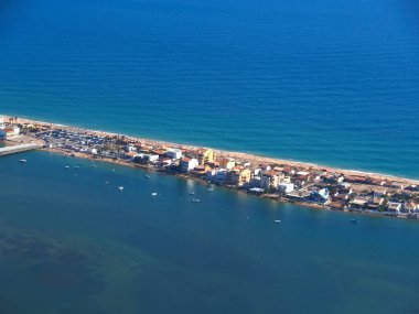 Faro yarımadasının anteninde Portekiz 'in Algarve bölgesindeki Faro Adası veya İlha de Faro adaları yer almaktadır.
