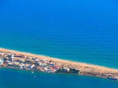 Faro yarımadasının anteninde Portekiz 'in Algarve bölgesindeki Faro Adası veya İlha de Faro adaları yer almaktadır.