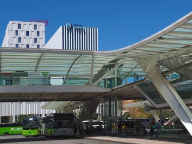 Lizbon 'daki Oriente otobüs durağında bir otobüs var.