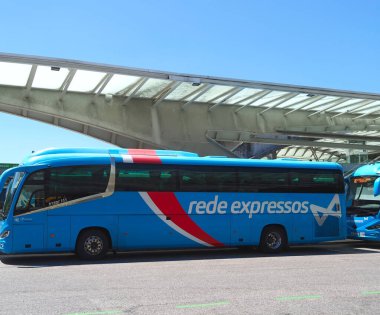 Lizbon 'daki Oriente otobüs durağında bir otobüs var.