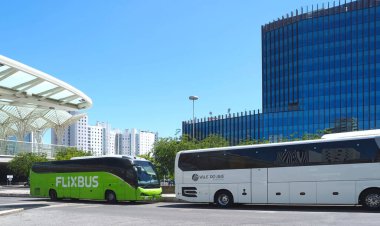 Lizbon 'daki Oriente otobüs durağında bir otobüs var.