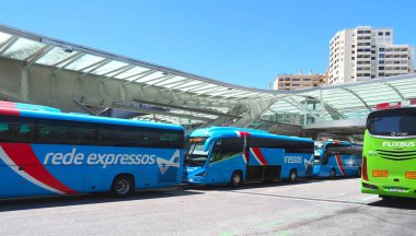 Lizbon 'daki Oriente otobüs durağında bir otobüs var.