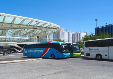 Lizbon 'daki Oriente otobüs durağında bir otobüs var.