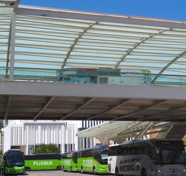 Lizbon 'daki Oriente otobüs durağında bir otobüs var.