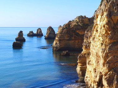 Portekiz, Lagos 'taki Praia de dona plajından yeni ahşap kaldırımlarda Ponta de Piedade' ye yürüyüş.