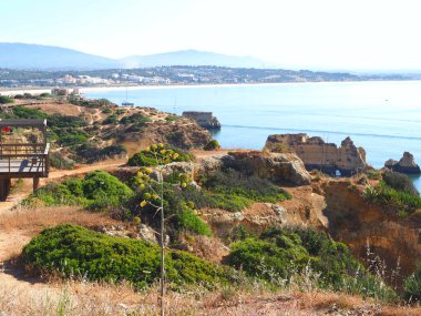 Portekiz, Lagos 'taki Praia de dona plajından yeni ahşap kaldırımlarda Ponta de Piedade' ye yürüyüş.