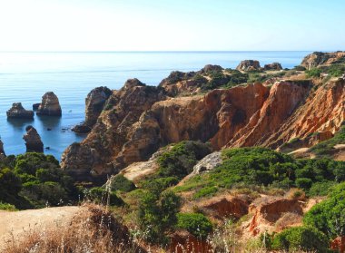 Portekiz, Lagos 'taki Praia de dona plajından yeni ahşap kaldırımlarda Ponta de Piedade' ye yürüyüş.