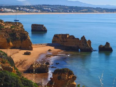 Portekiz, Lagos 'taki Praia de dona plajından yeni ahşap kaldırımlarda Ponta de Piedade' ye yürüyüş.