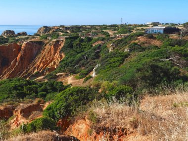 Portekiz, Lagos 'taki Praia de dona plajından yeni ahşap kaldırımlarda Ponta de Piedade' ye yürüyüş.