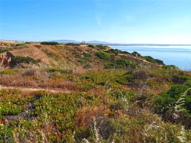 Portekiz, Lagos 'taki Praia de dona plajından yeni ahşap kaldırımlarda Ponta de Piedade' ye yürüyüş.