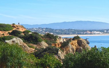 Portekiz, Lagos 'taki Praia de dona plajından yeni ahşap kaldırımlarda Ponta de Piedade' ye yürüyüş.