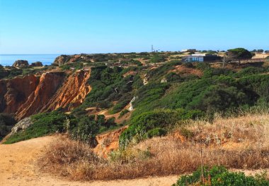 Portekiz, Lagos 'taki Praia de dona plajından yeni ahşap kaldırımlarda Ponta de Piedade' ye yürüyüş.