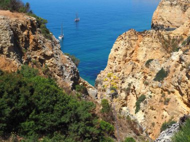 Ponta da Piedade 'den Praia do Porto de Mos' a, güzel Portekiz Algarve sahillerinde yürüyüş.