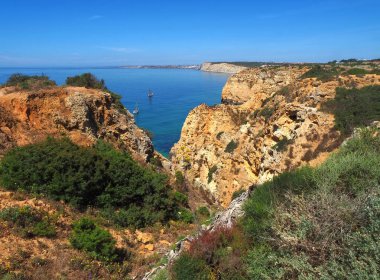 Ponta da Piedade 'den Praia do Porto de Mos' a, güzel Portekiz Algarve sahillerinde yürüyüş.