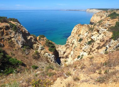 Ponta da Piedade 'den Praia do Porto de Mos' a, güzel Portekiz Algarve sahillerinde yürüyüş.