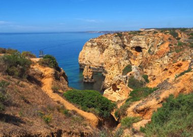 Ponta da Piedade 'den Praia do Porto de Mos' a, güzel Portekiz Algarve sahillerinde yürüyüş.