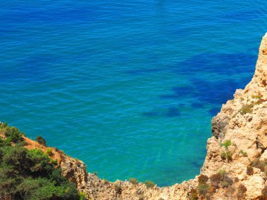 Ponta da Piedade 'den Praia do Porto de Mos' a, güzel Portekiz Algarve sahillerinde yürüyüş.