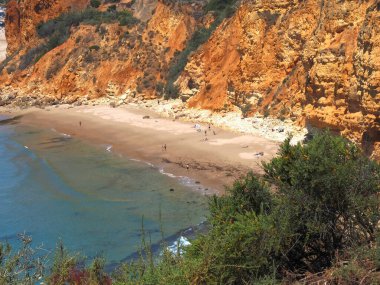 Ponta da Piedade 'den Praia do Porto de Mos' a, güzel Portekiz Algarve sahillerinde yürüyüş.