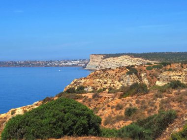 Ponta da Piedade 'den Praia do Porto de Mos' a, güzel Portekiz Algarve sahillerinde yürüyüş.