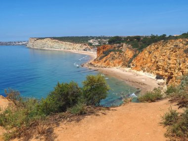 Ponta da Piedade 'den Praia do Porto de Mos' a, güzel Portekiz Algarve sahillerinde yürüyüş.